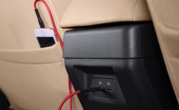 ear Usb Charging Port On Floor Console