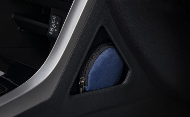 Kompartemen di Samping Panel Instrumen