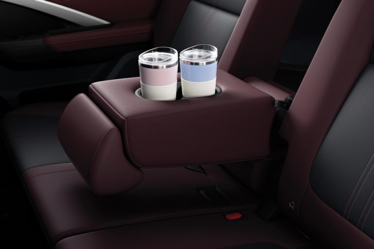 Arm Rest Baru di Baris Kedua dengan Cup Holder