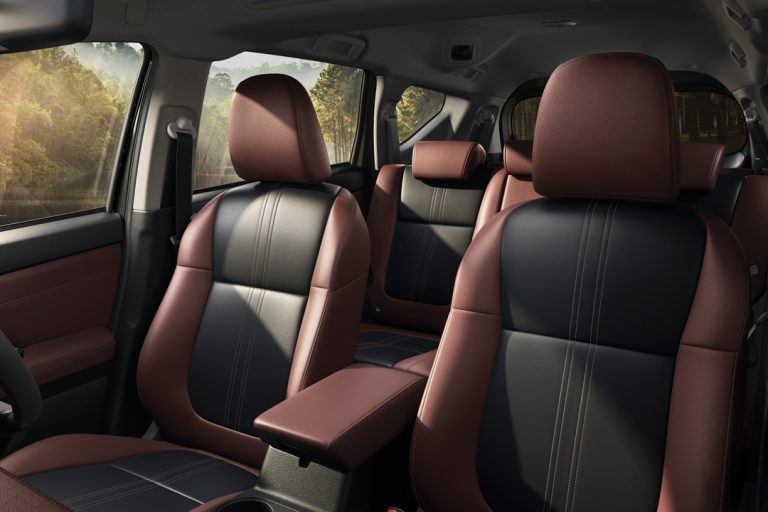 Kursi Kulit Sintetis Dua Warna dengan Pelindung Panas