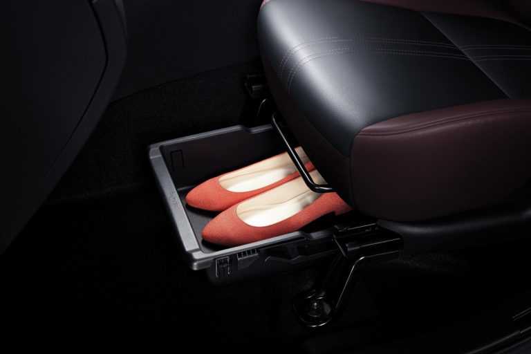 Kompartemen di Bawah kursi