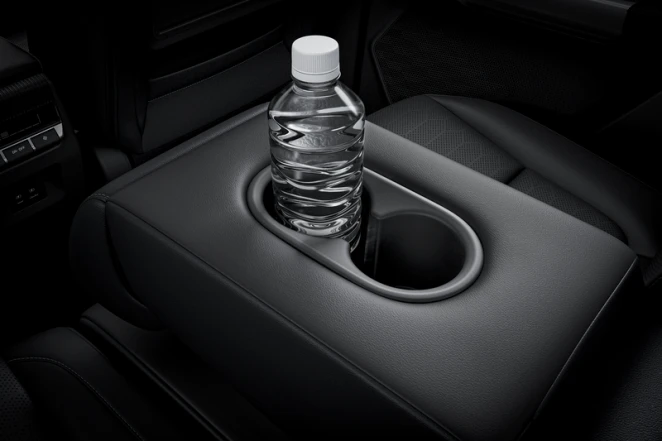 Arm Rest dengan Cup Holder di Baris Kedua