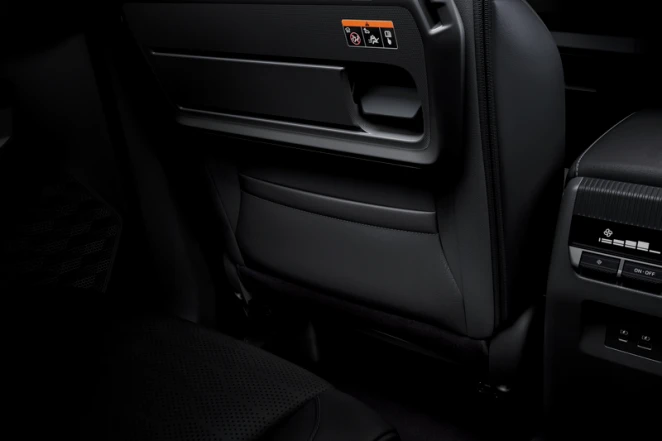 Kompartemen di Belakang Kursi Depan